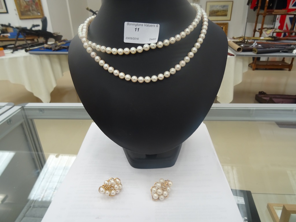 A double cultured pearl necklace with matching earring set in 14ct gold and 4ct gold clasp