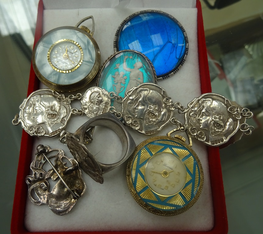 A box of jewellery to inc pocket watches, silver brooches,