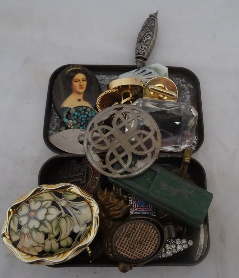 A quantity of jewellery and military badges
