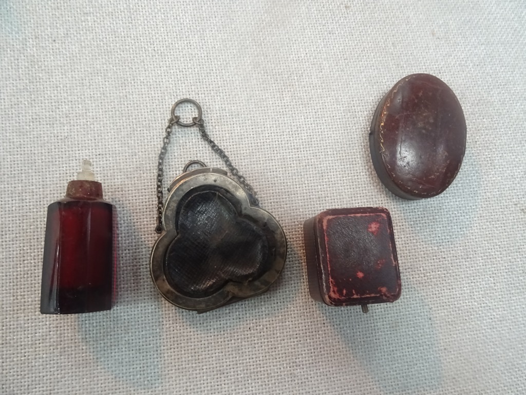 A miniature Victorian trefoil sovereign purse, red bottle,