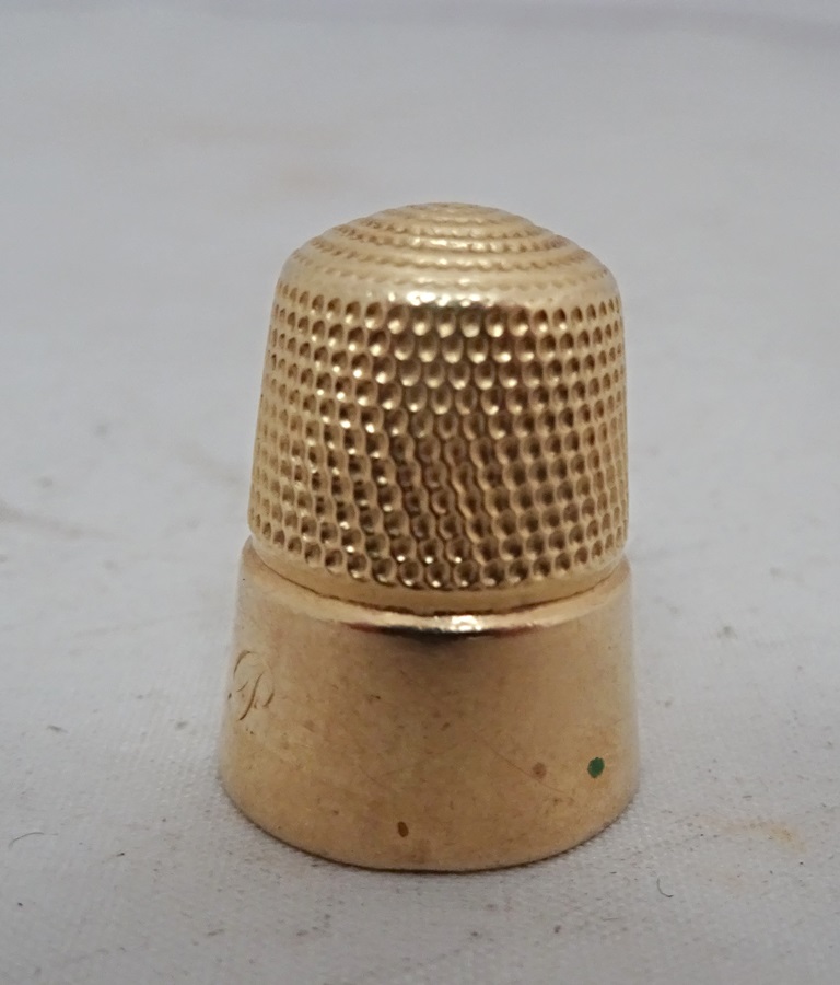 A 9ct gold thimble