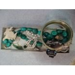 A quantity of jewellery to inc a turquoise necklace pearl necklace with gold clasp,