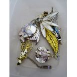 A quantity of silver dress jewellery to inc fish and dragonfly inlaid examples of high quality