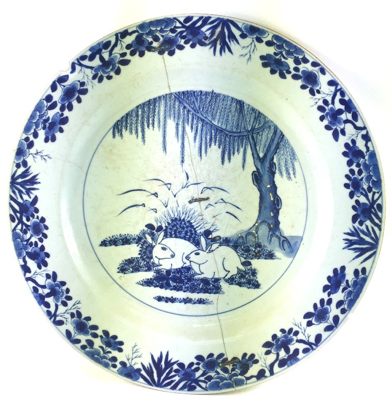 A Chinese charger: Kangxi 1654-1722: The central cartouche depicting two rabbits in the foreground