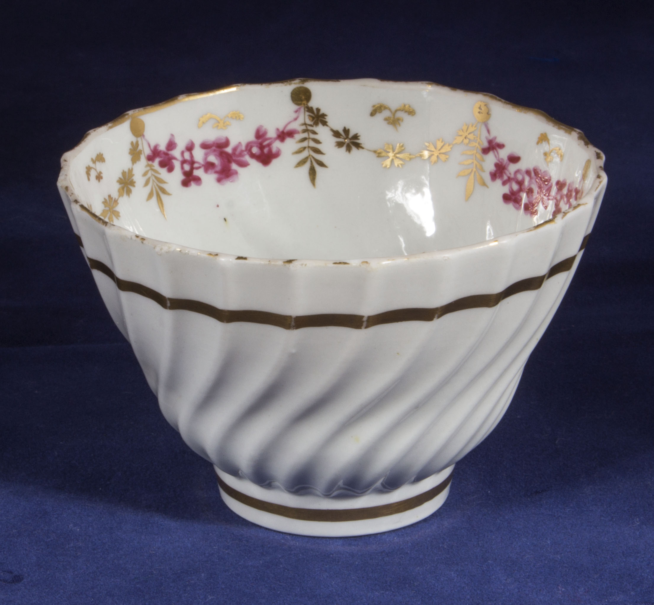 A Worcester tea bowl and saucer with puce and gilt decoration - Bild 2 aus 7