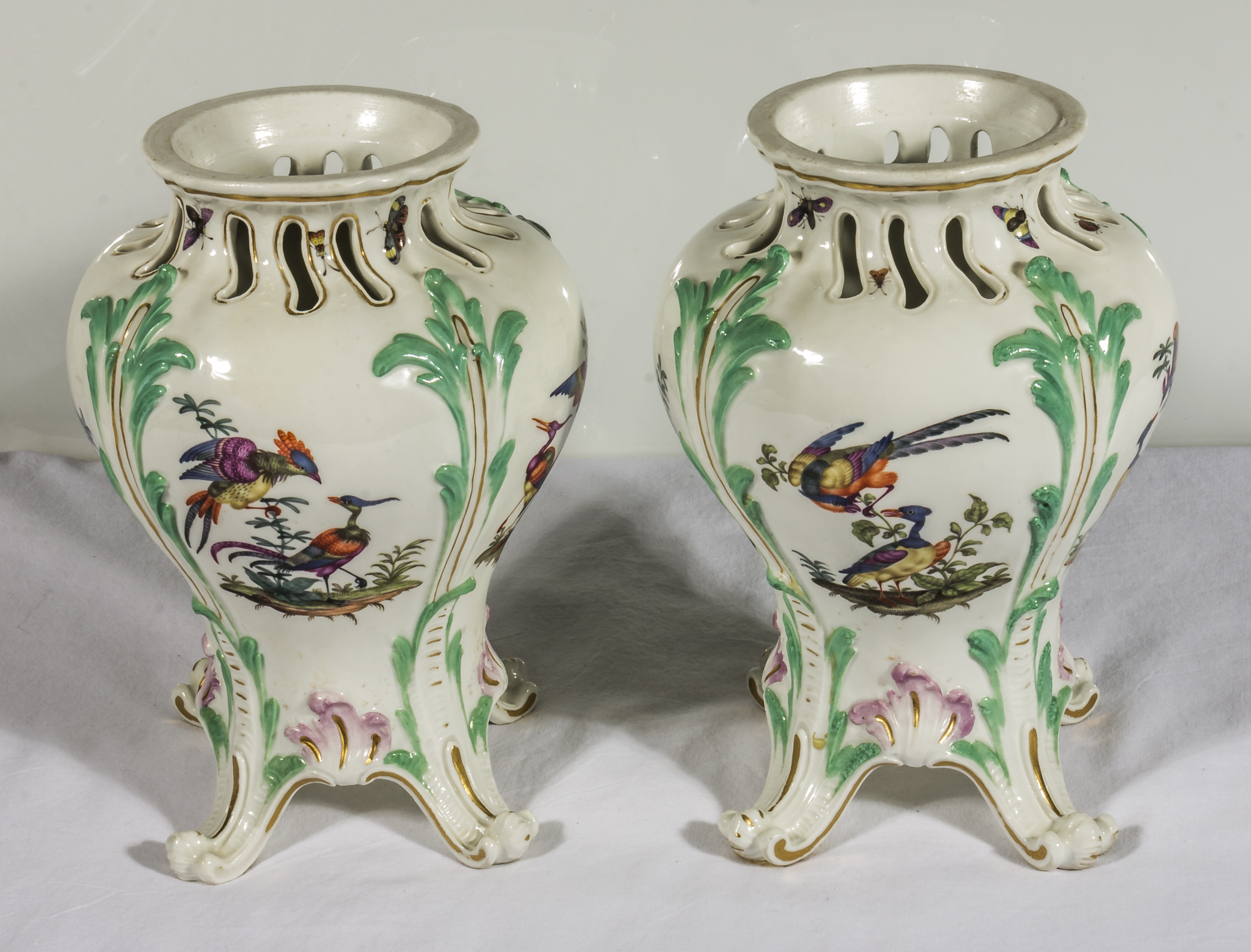 A pair of Continental vases decorated with birds - Bild 4 aus 6