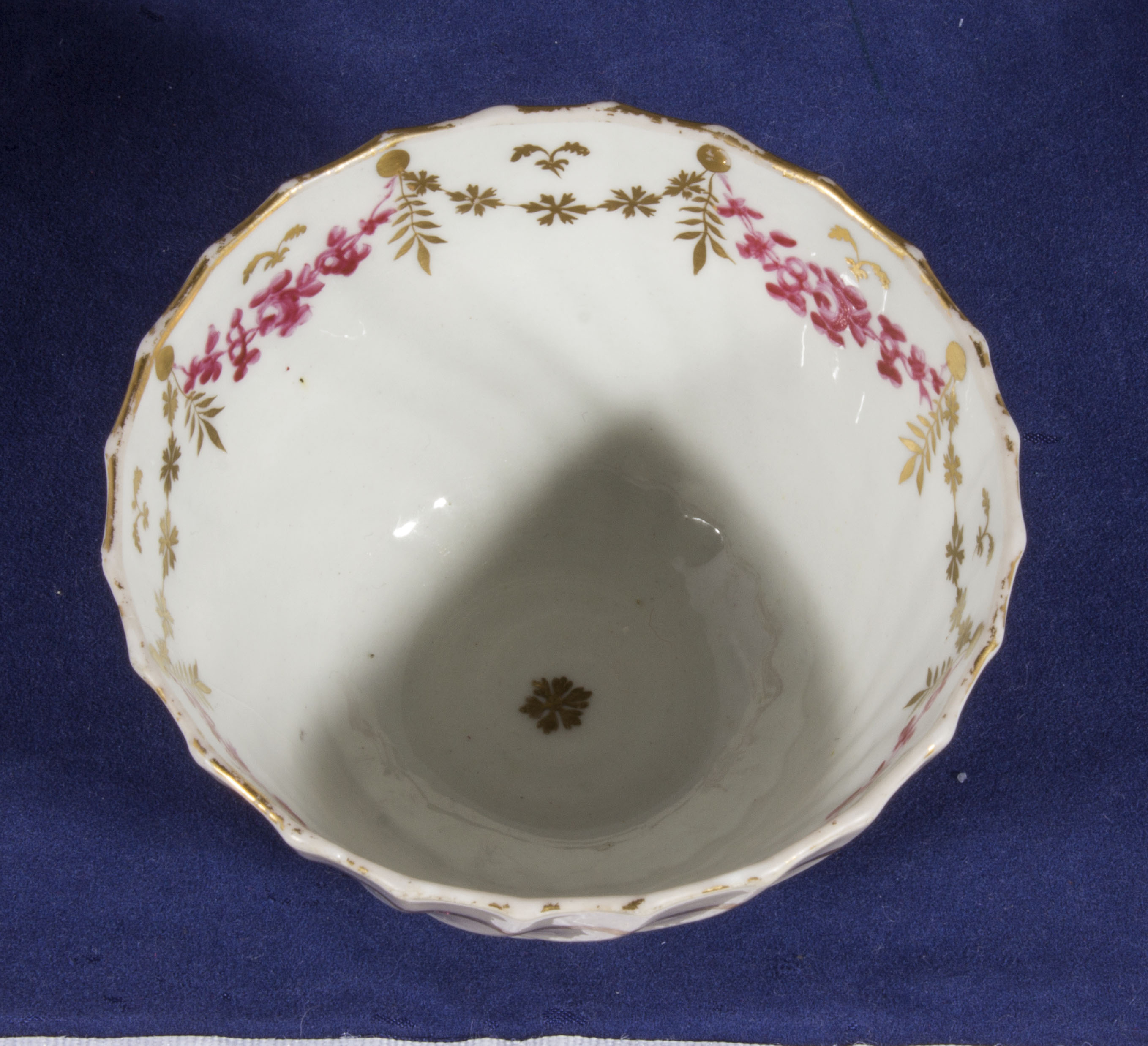 A Worcester tea bowl and saucer with puce and gilt decoration - Bild 3 aus 7