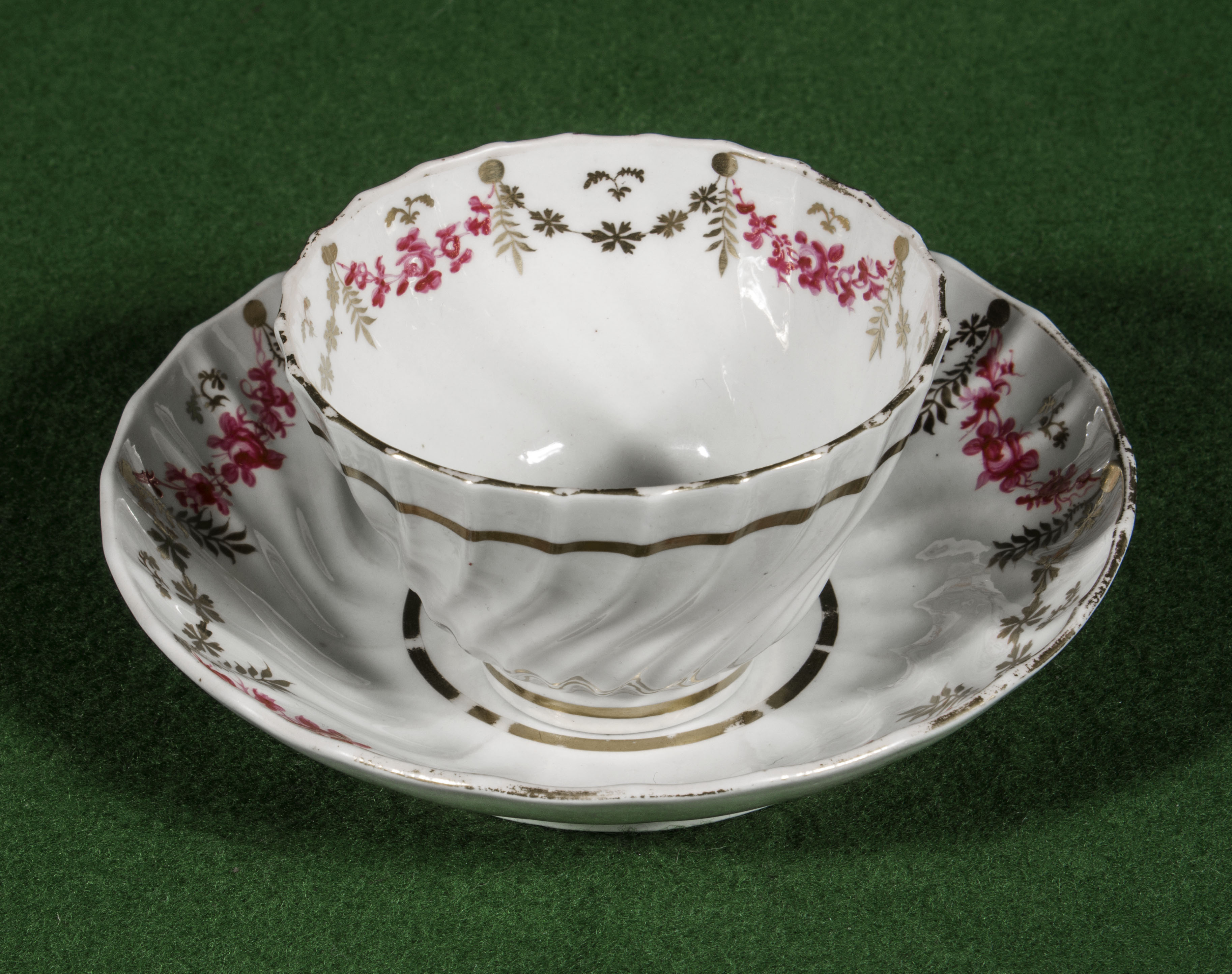 A Worcester tea bowl and saucer with puce and gilt decoration - Bild 7 aus 7