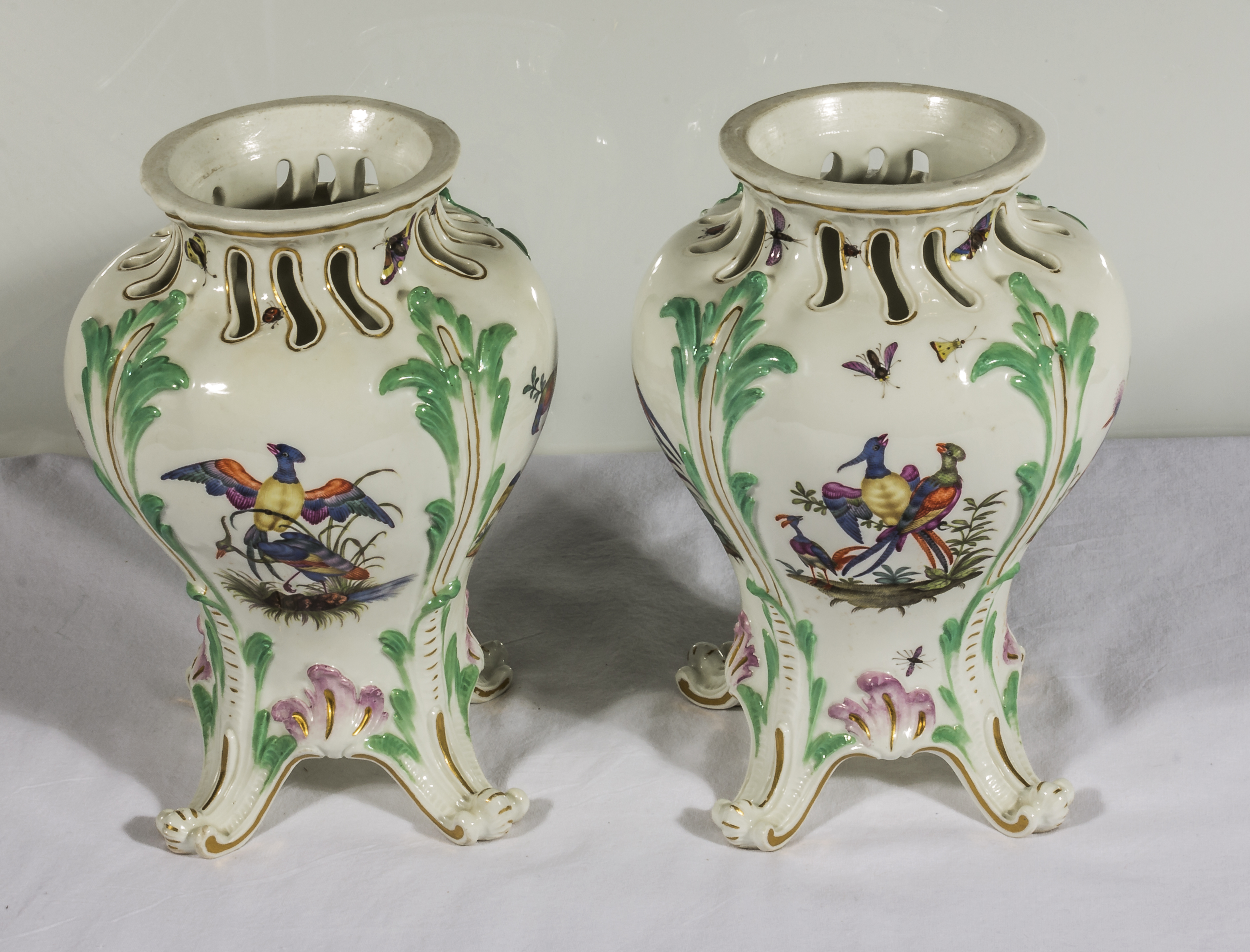 A pair of Continental vases decorated with birds - Bild 2 aus 6