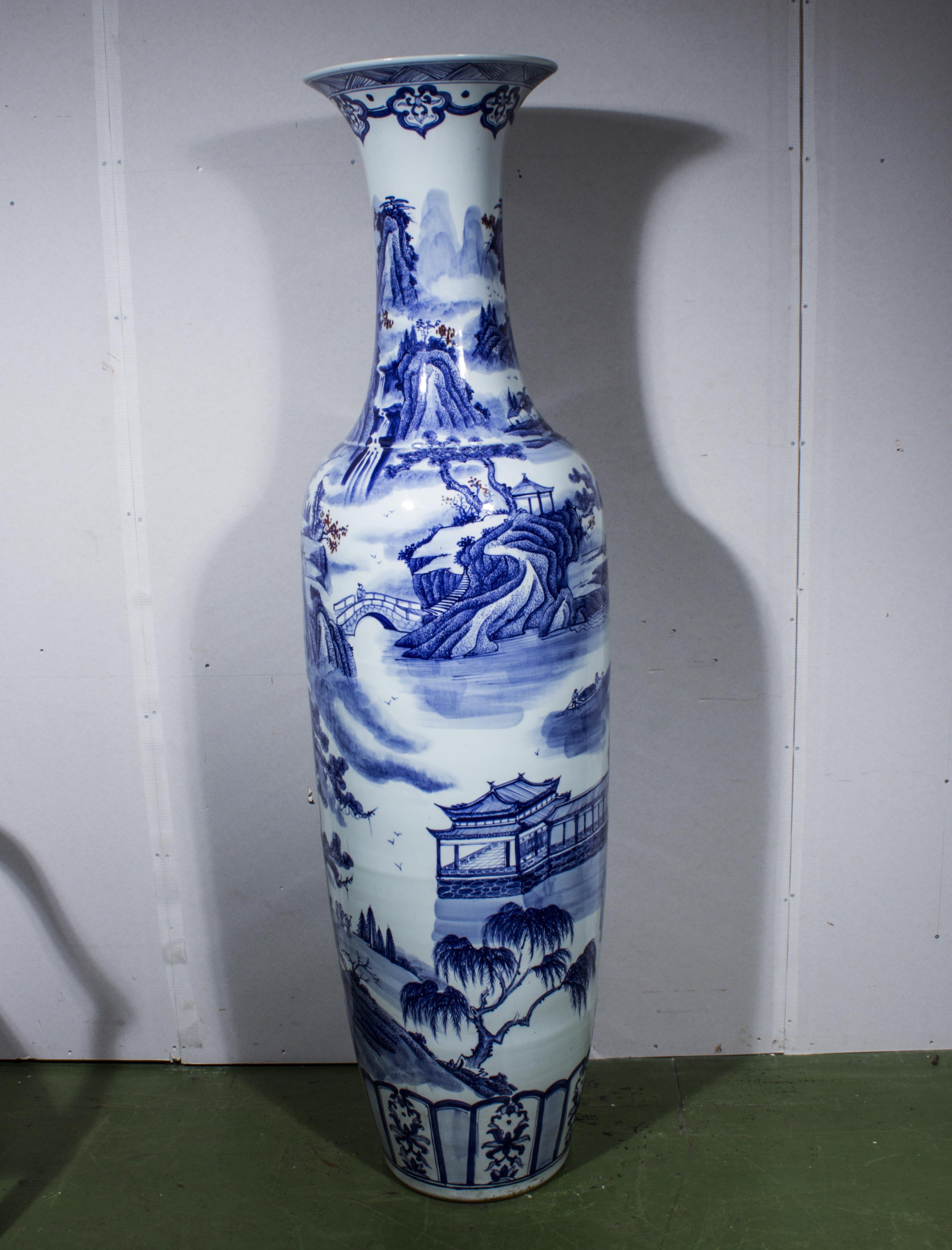 A massive Chinese blue and white vase 20th century. 183cm high. - Bild 5 aus 5