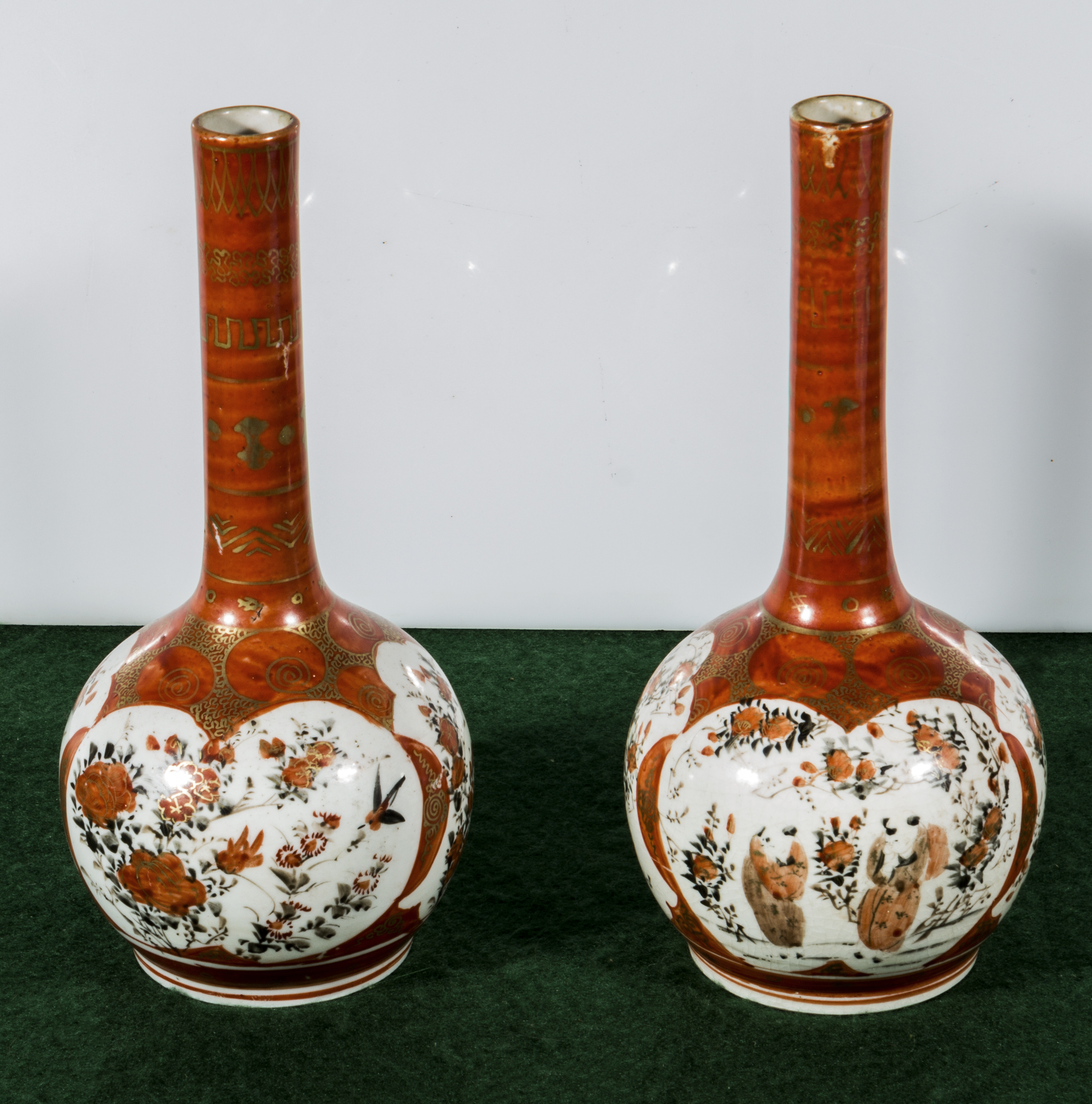 A pair of Kutani bottle vases, 23.5cm high - Bild 3 aus 4