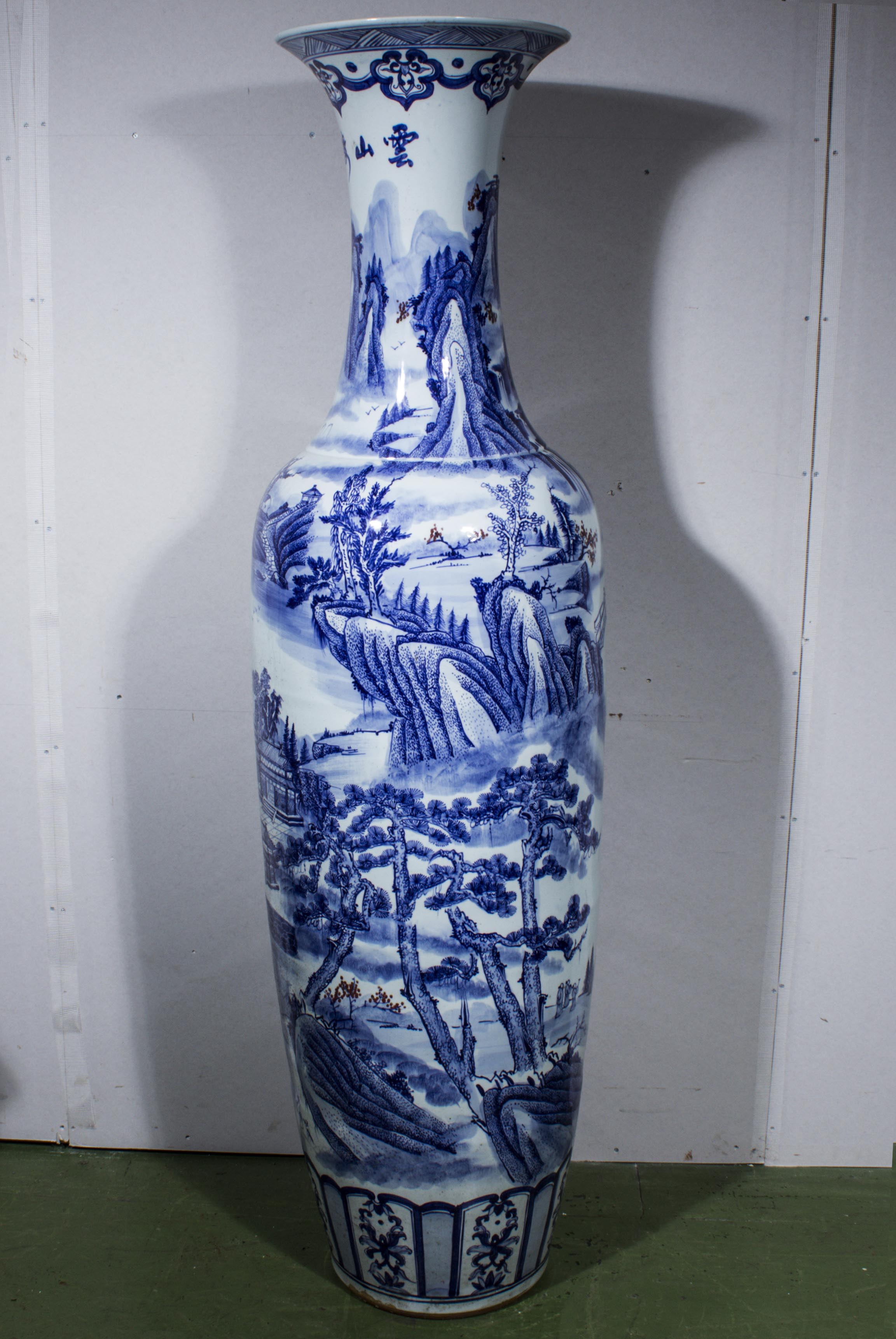 A massive Chinese blue and white vase 20th century. 183cm high. - Bild 4 aus 5