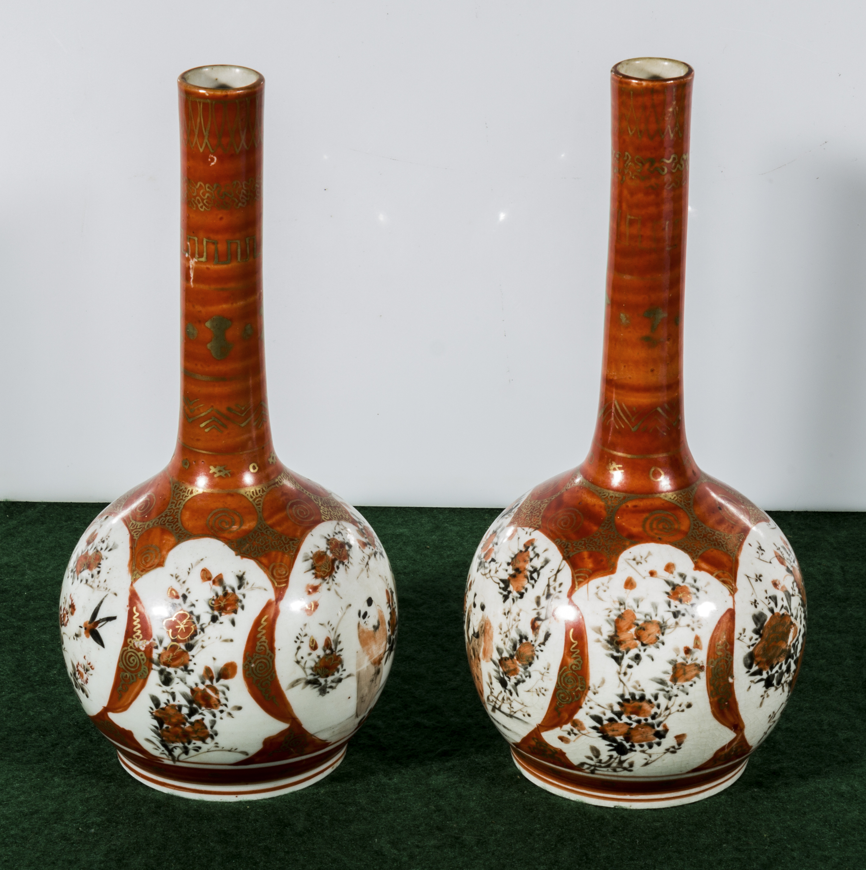 A pair of Kutani bottle vases, 23.5cm high - Bild 4 aus 4