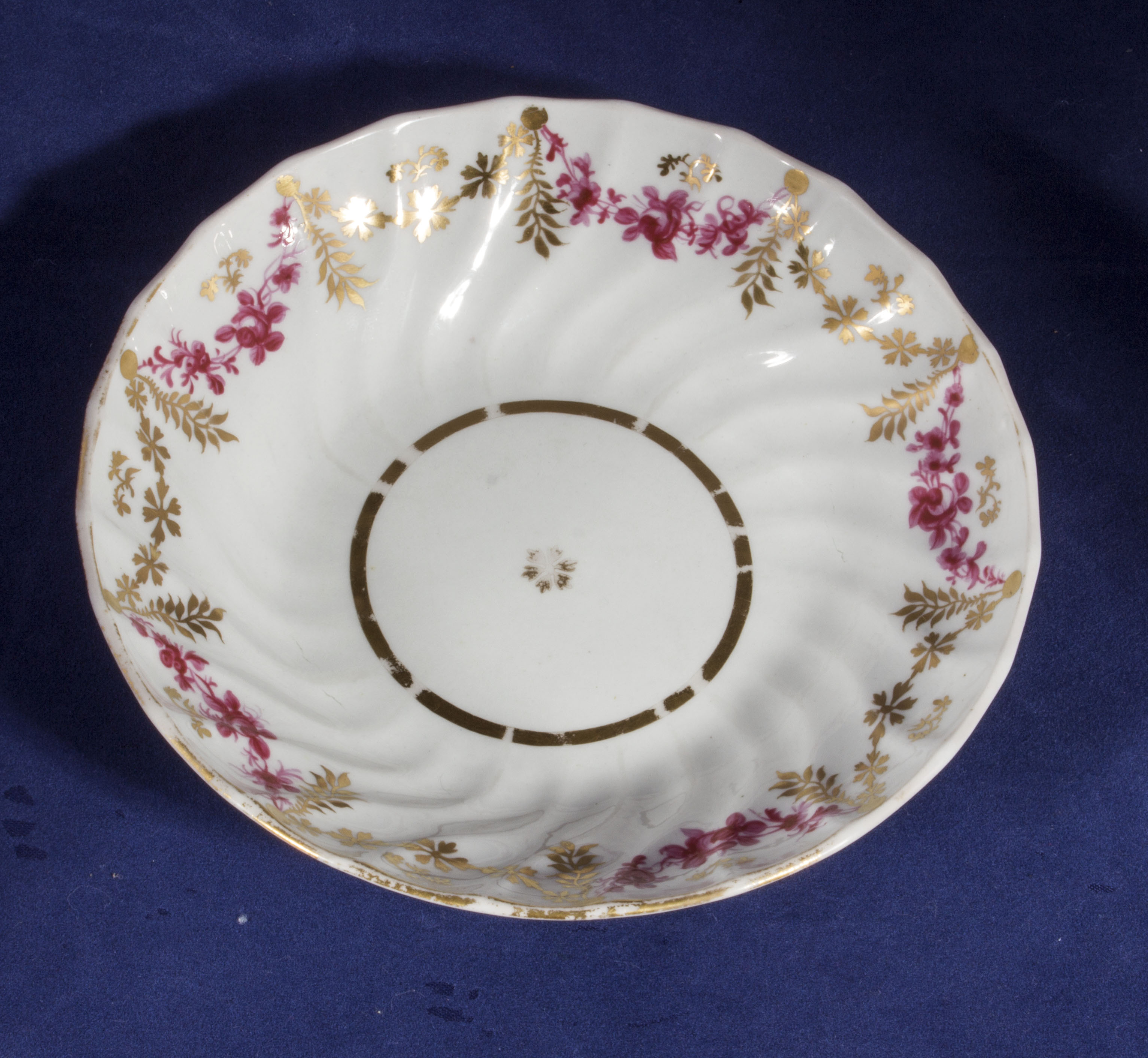 A Worcester tea bowl and saucer with puce and gilt decoration - Bild 5 aus 7