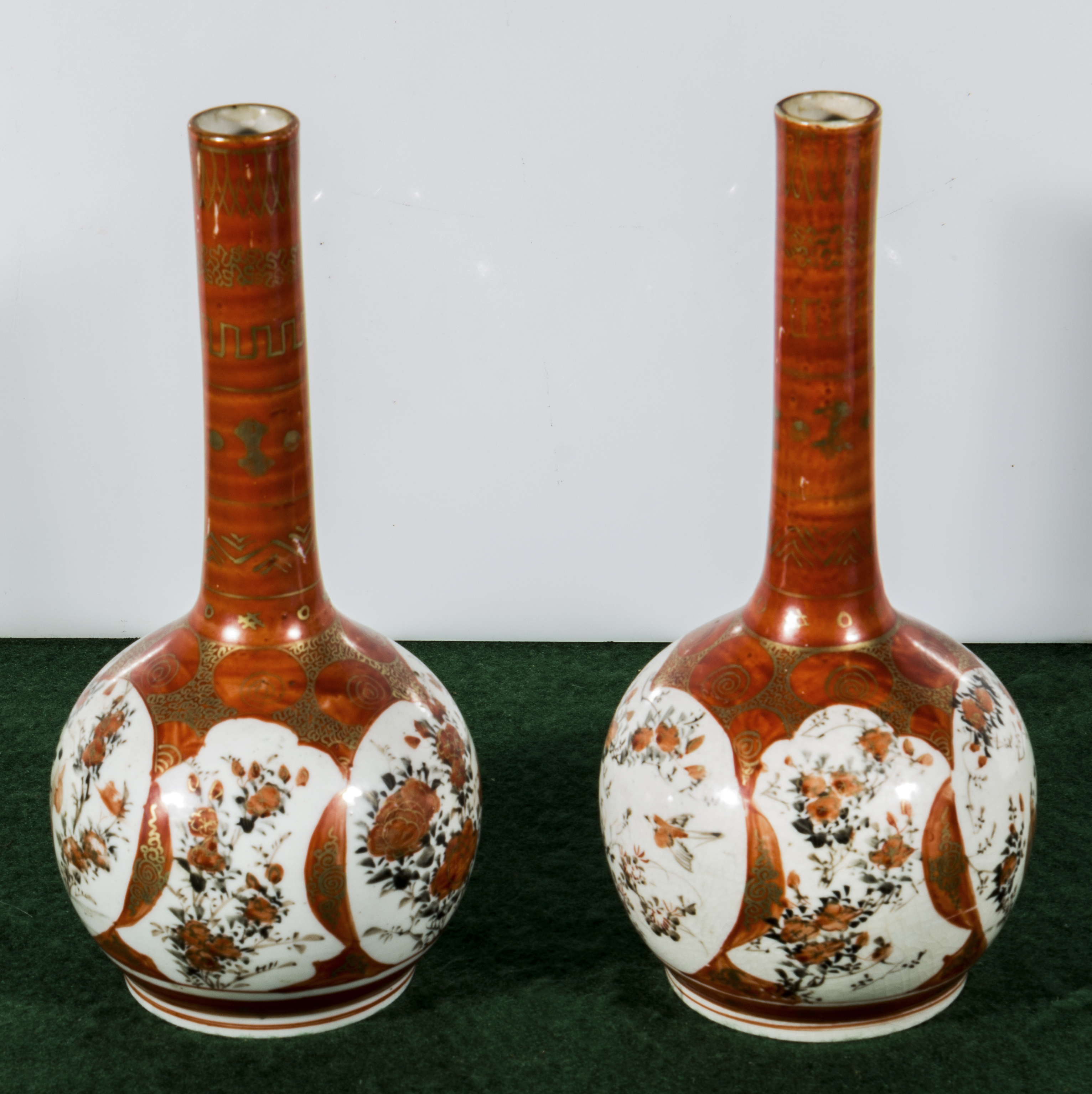 A pair of Kutani bottle vases, 23.5cm high - Bild 2 aus 4