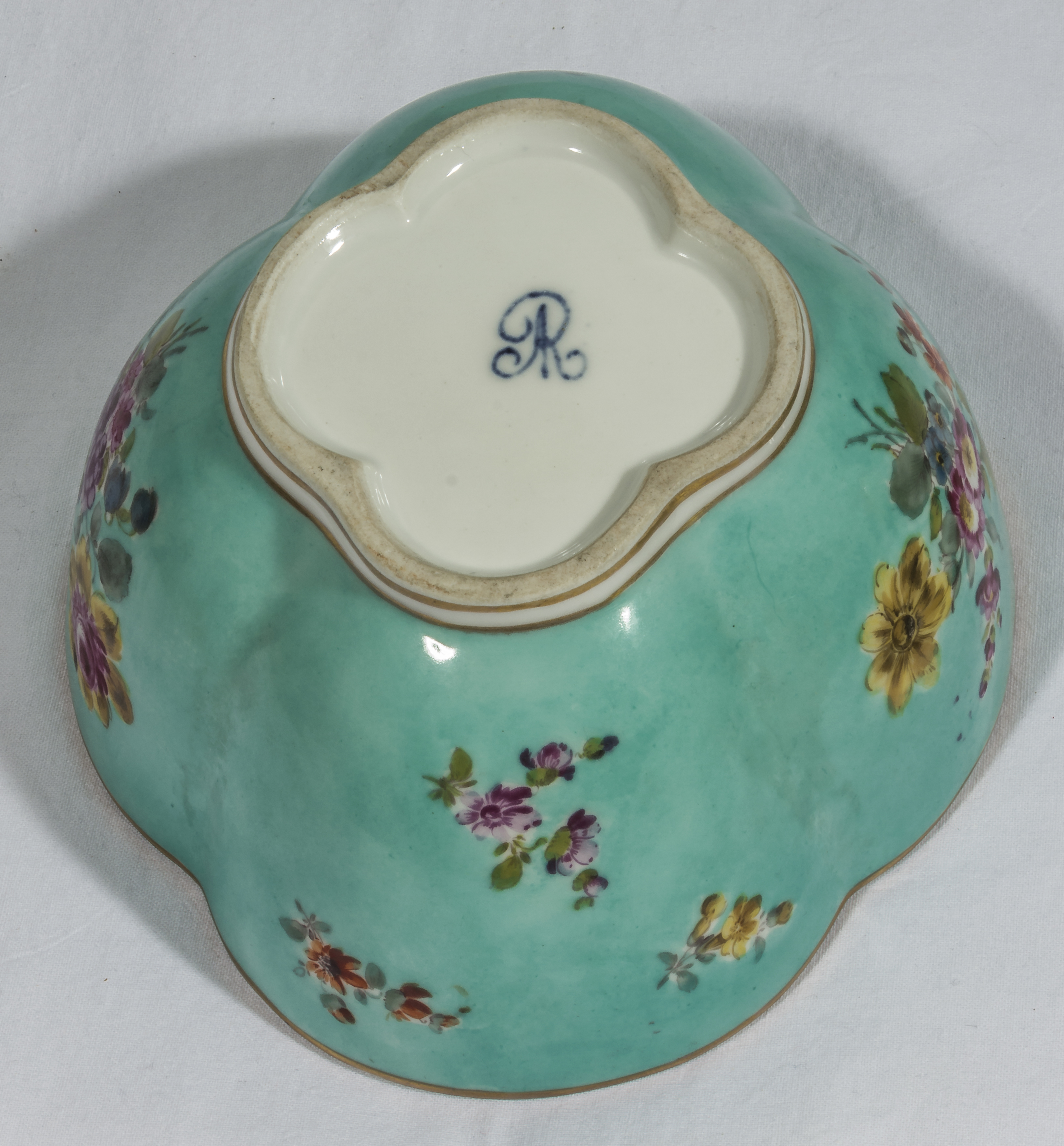 A 19th century lidded bowl possibly Helena Wolfsohn with interlinked A and R mark to base, some loss - Bild 2 aus 2