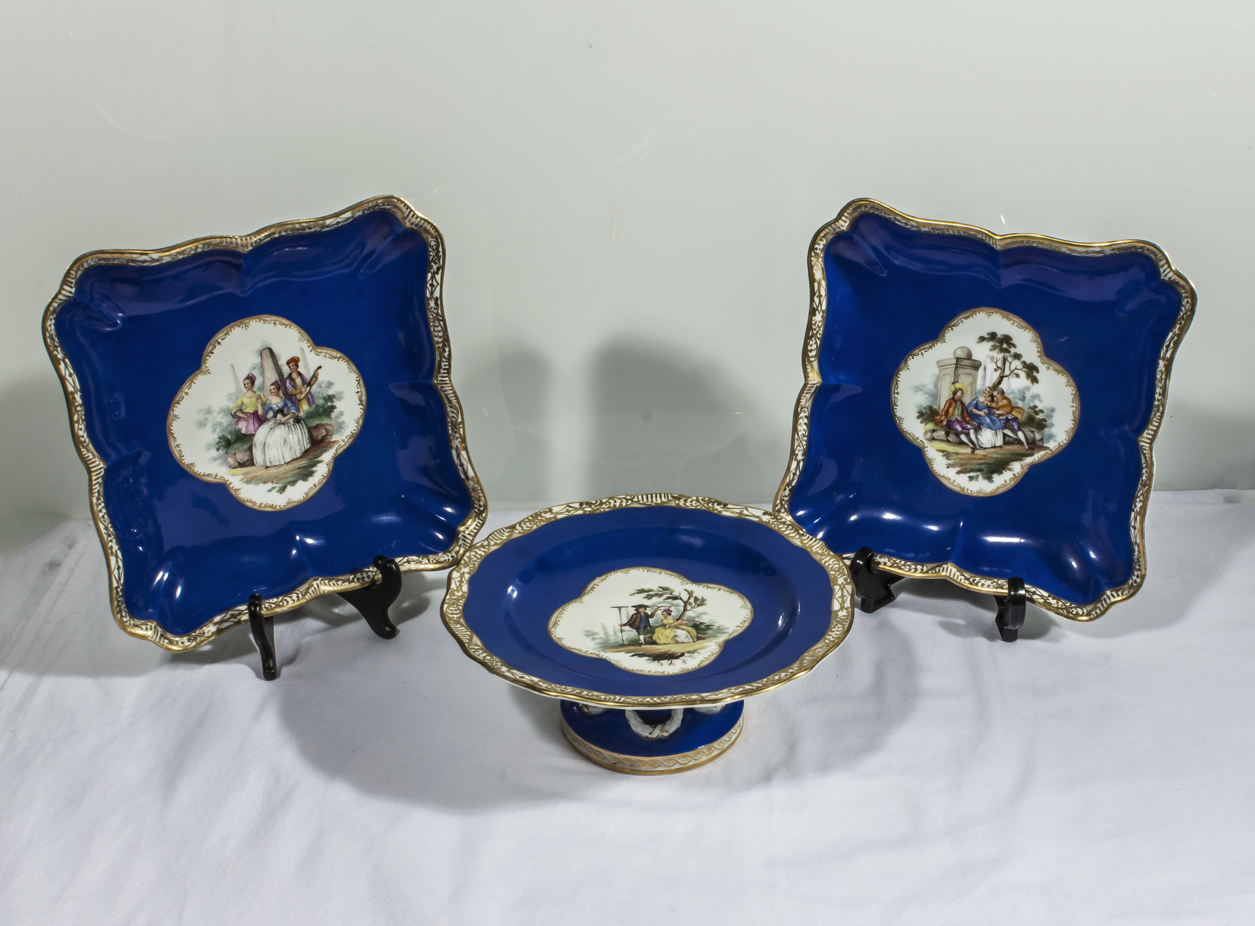 A Meissen comport and two square plates