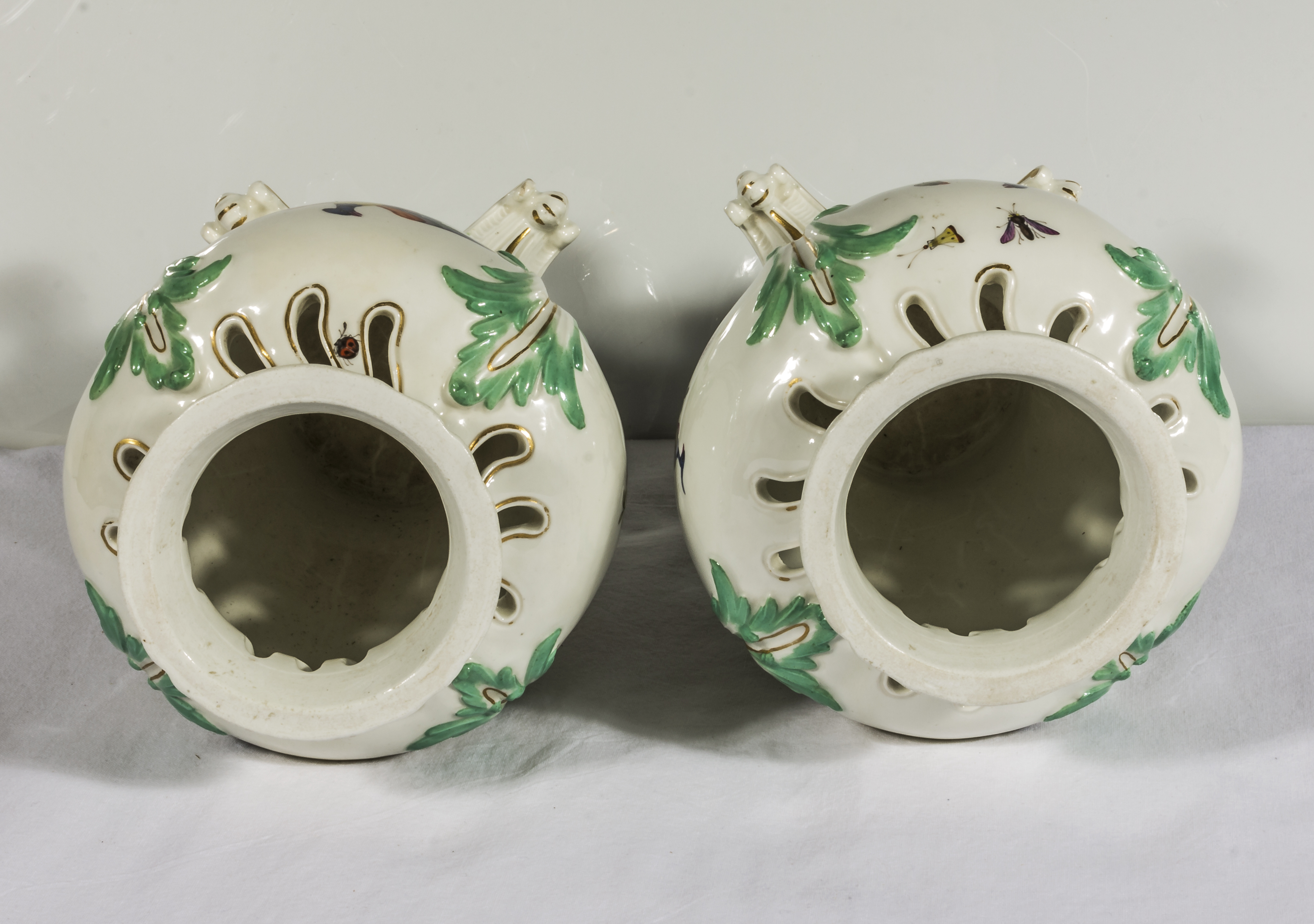 A pair of Continental vases decorated with birds - Bild 5 aus 6