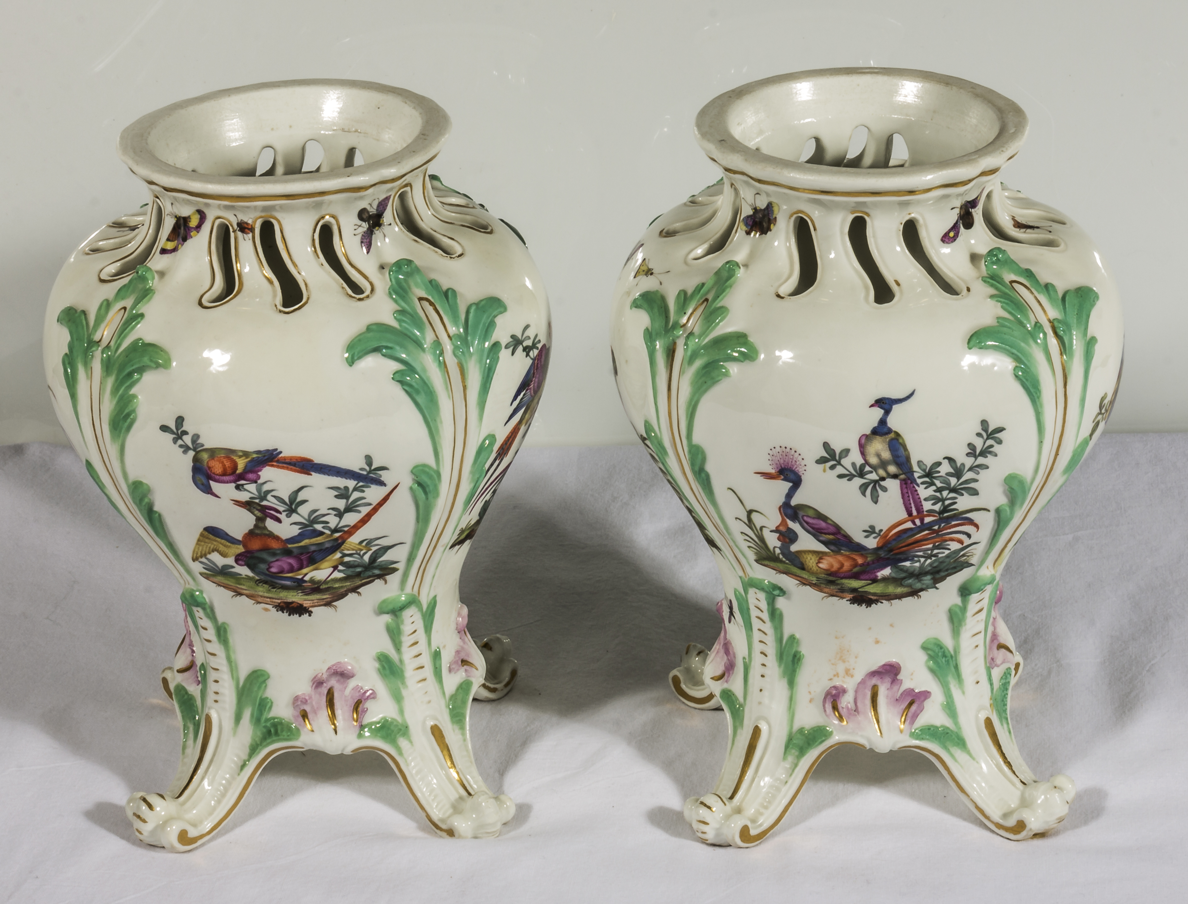 A pair of Continental vases decorated with birds - Bild 3 aus 6