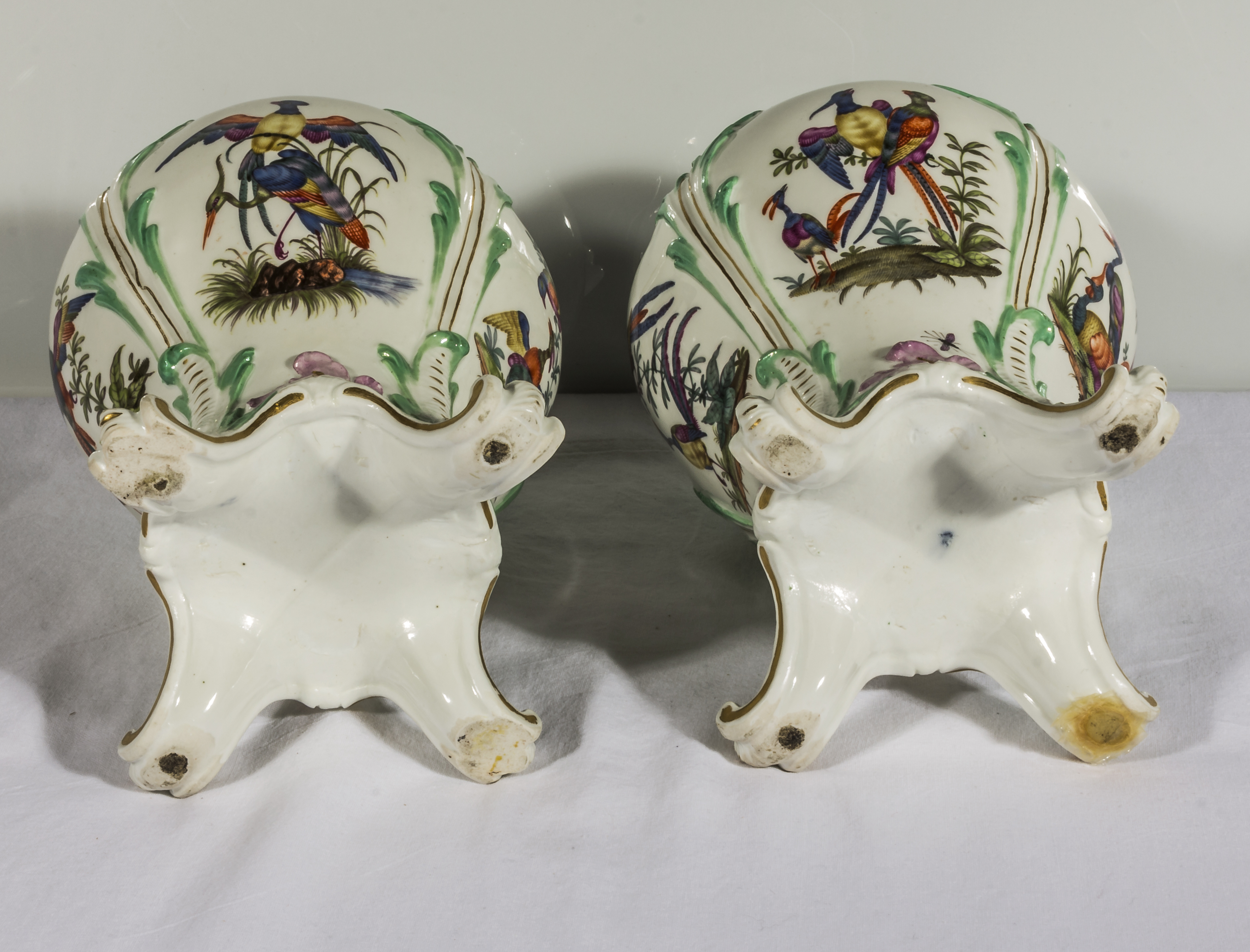 A pair of Continental vases decorated with birds - Bild 6 aus 6