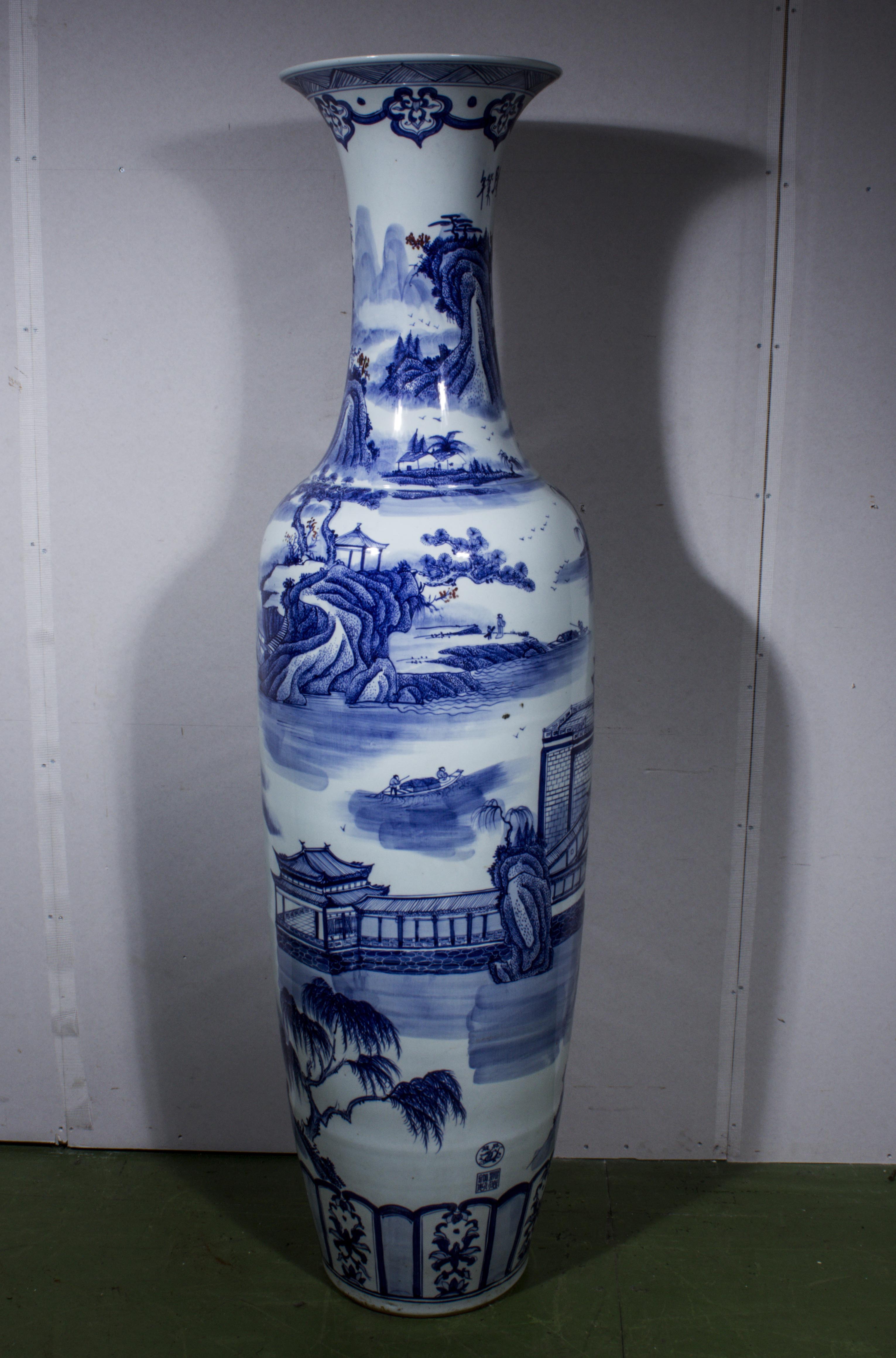 A massive Chinese blue and white vase 20th century. 183cm high. - Bild 2 aus 5