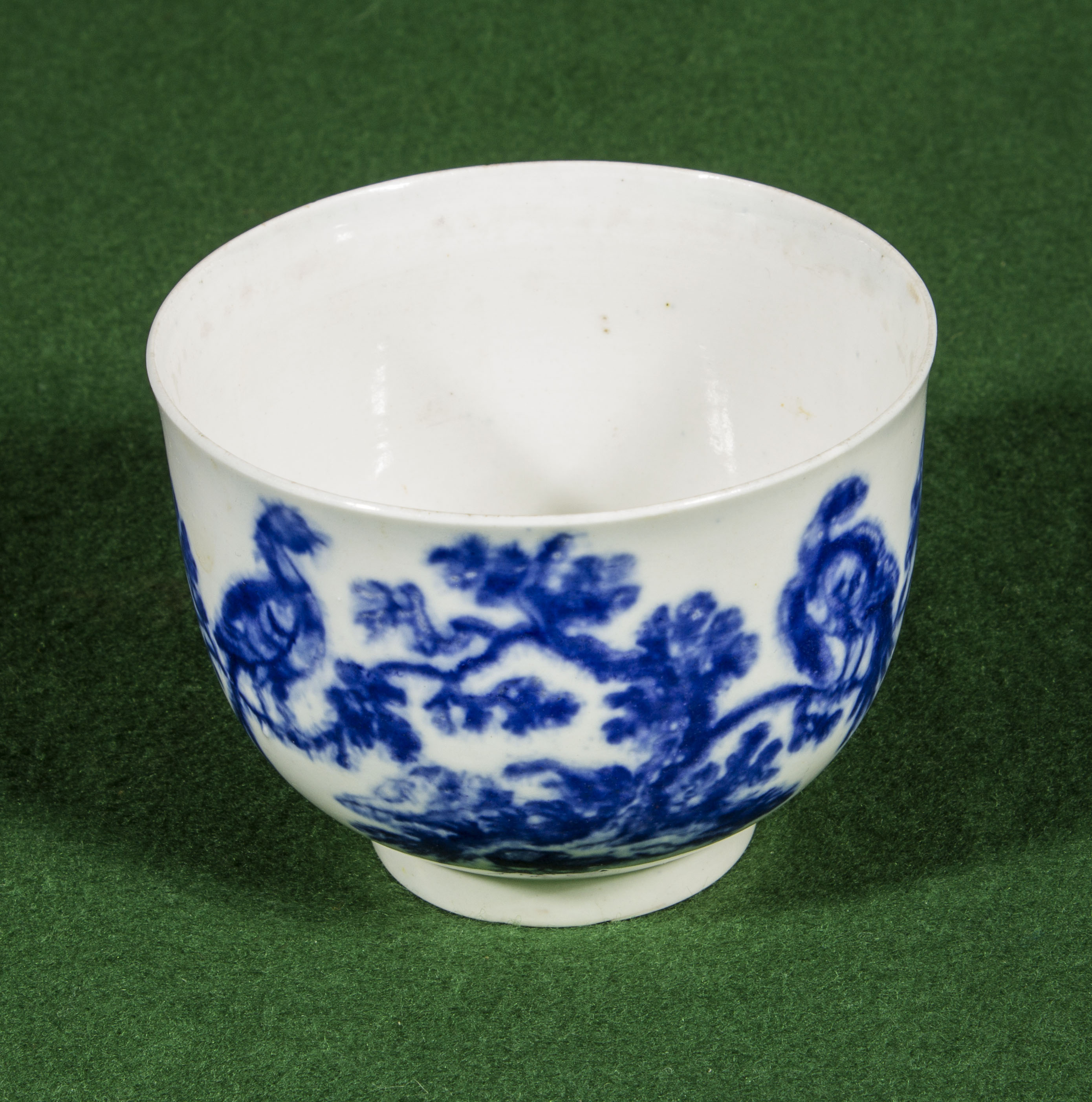 A blue and white Worcester tea bowl of large size decorated with exotic birds in the manner of