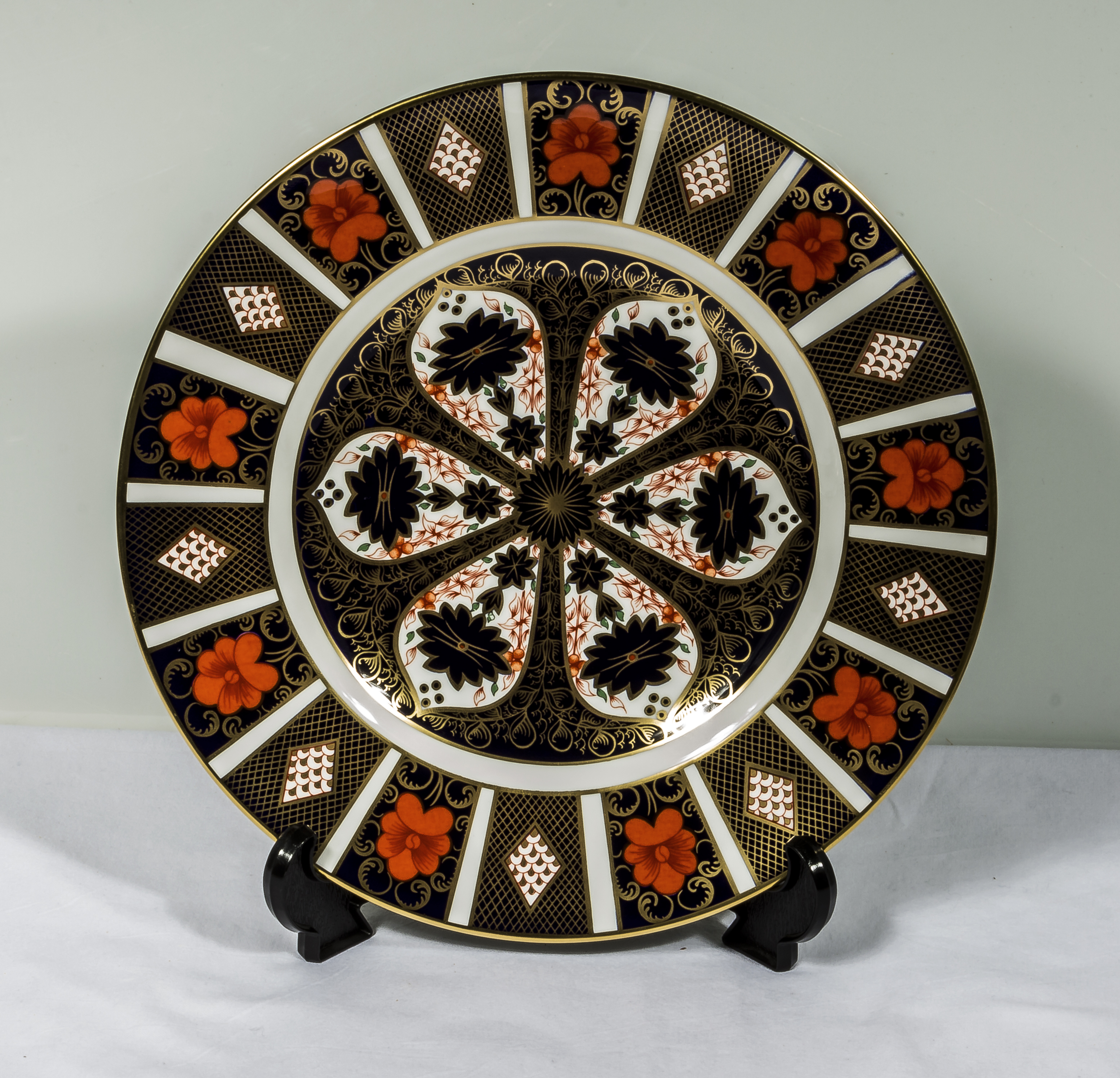A Royal Crown Derby plate Old Imari pattern, 27cm diameter