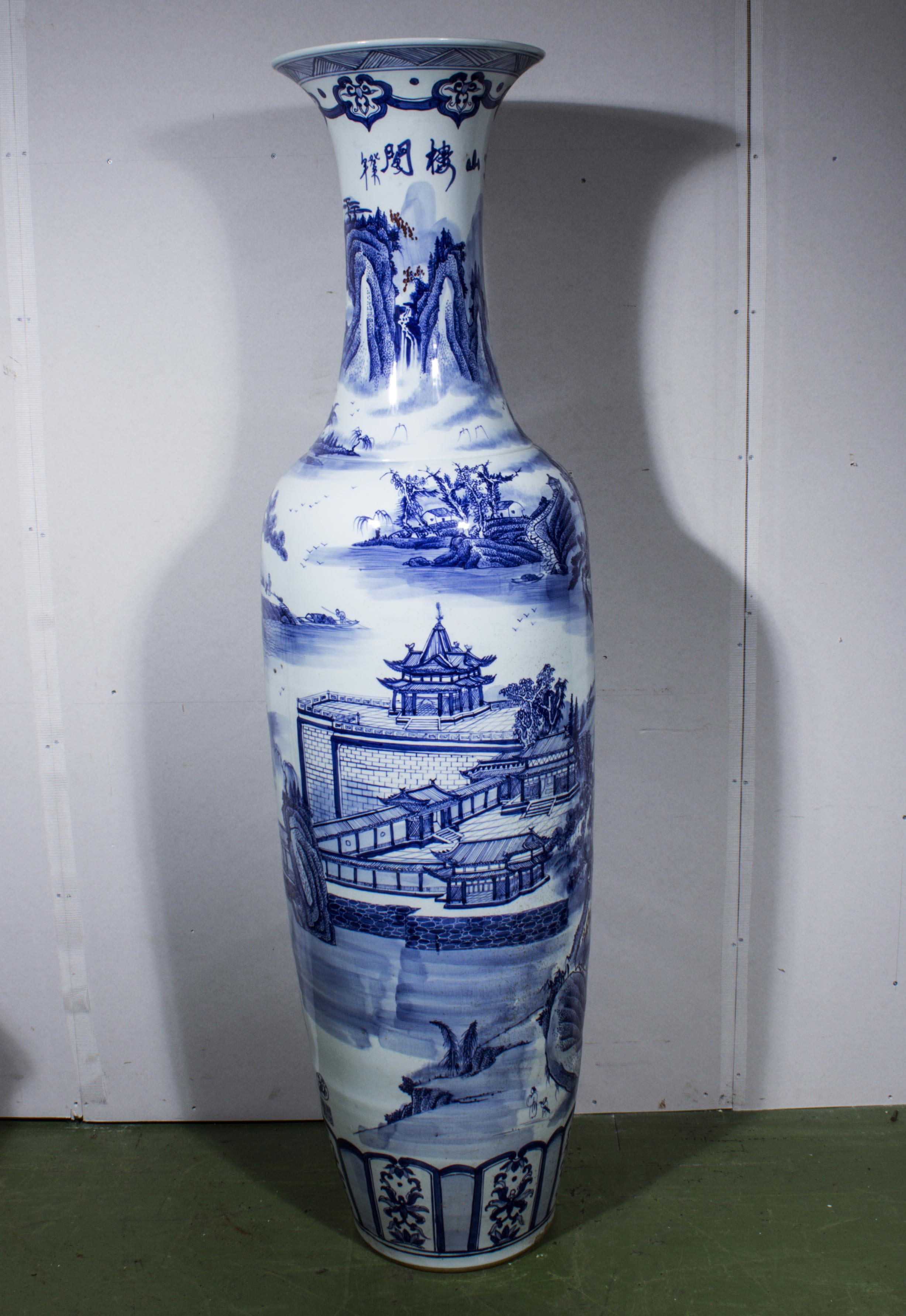 A massive Chinese blue and white vase 20th century. 183cm high. - Bild 3 aus 5