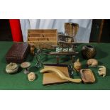 A number of wooden and treen items