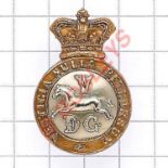 5th Dragoon Guards Victorian cap badge circa 1896-1901. Die-stamped crowned brass title “Vestici