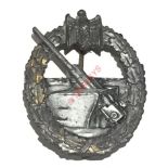 German Third Reich WW2 Kriegsmarine Coastal Artillery War Badge. Within a gilt oval oak wreath