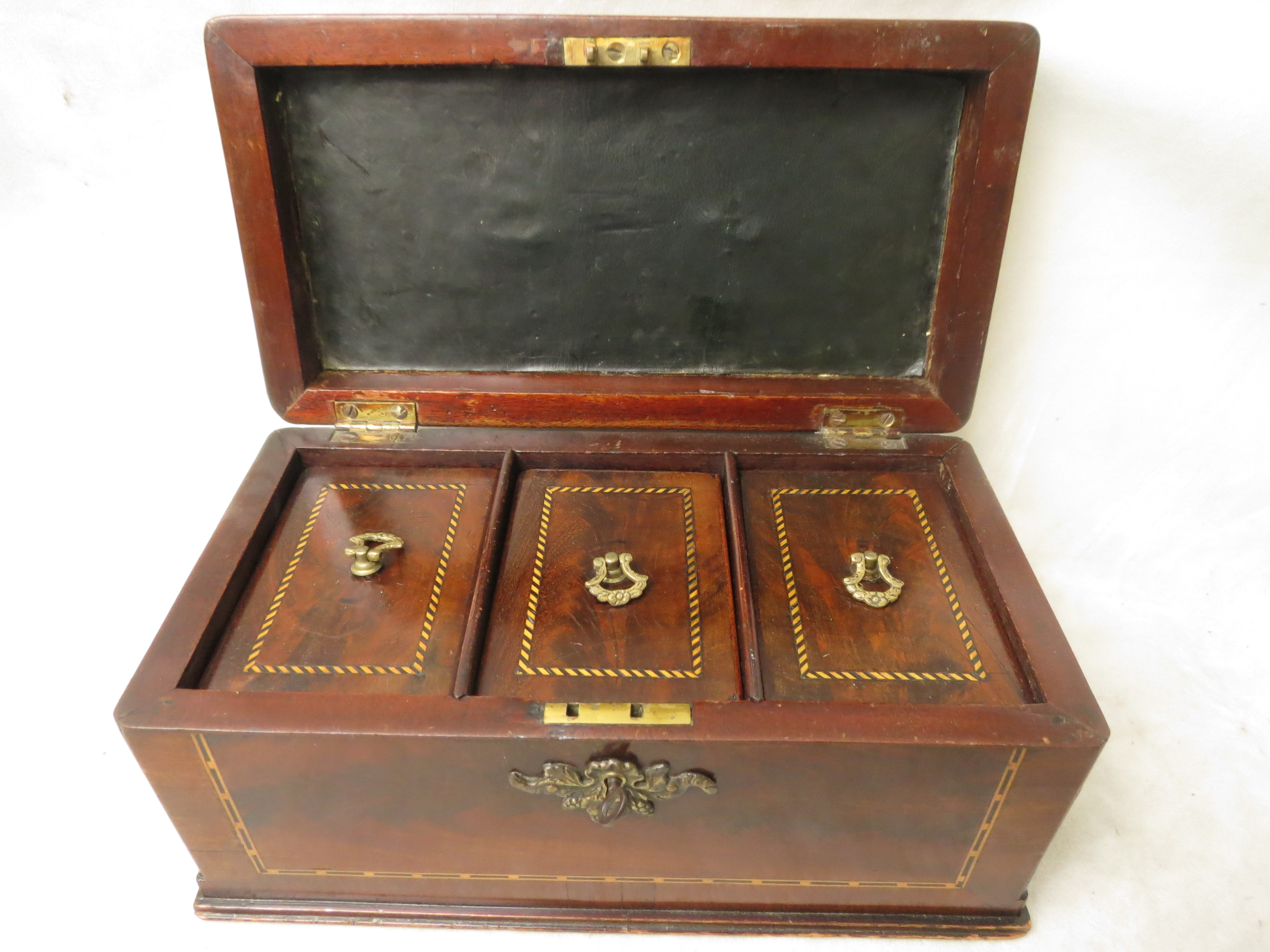 19th century inlaid mahogany tea caddy, interior with three fitted compartments, brass carrying