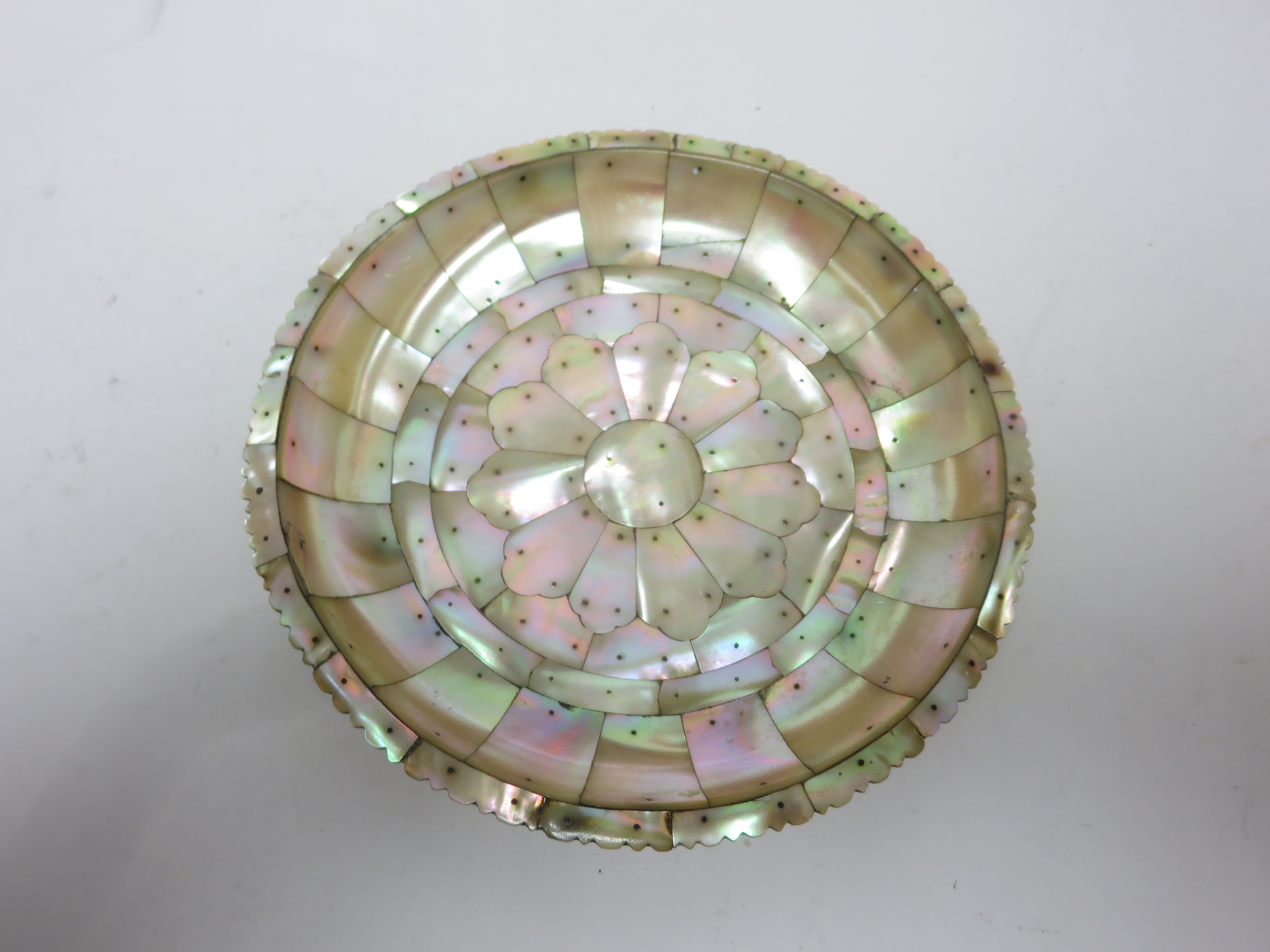 A rare Indo-Portuguese mother of pearl and brass Dish, Gujarat, India, 17th Centuryof shallow - Image 3 of 8