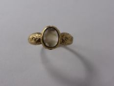 A Lady's 9 Ct Yellow Gold Moonstone Ring, sizde R, approx 2.4 gms.