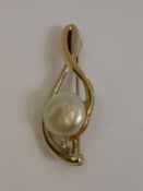 A 14 Ct Yellow and White Gold Mabe Pearl Diamond Treble Clef Brooch, dia 1 x 6 pt, the pearl