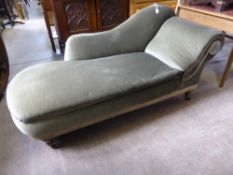 A Victorian Swept Back Chaise Longue, having turned legs on castors, 164 x 76 x 65 cms,