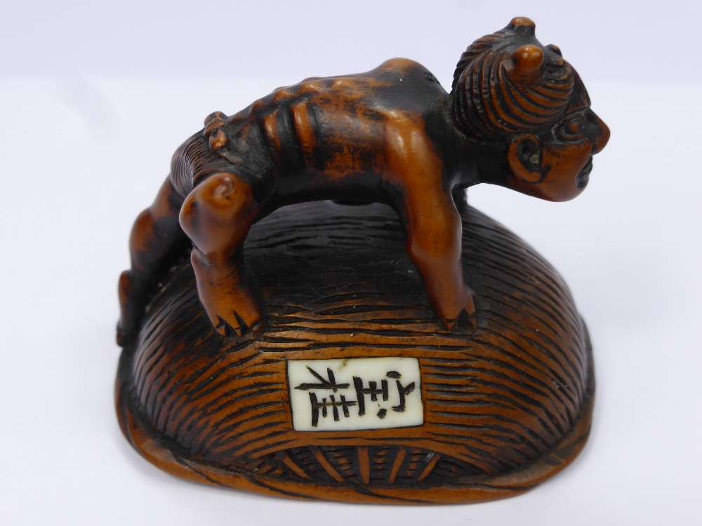 Edo/Meiji Period Japanese Netsuke, intricately carved box wood netsuke depicting an Oni trapping his - Image 3 of 4