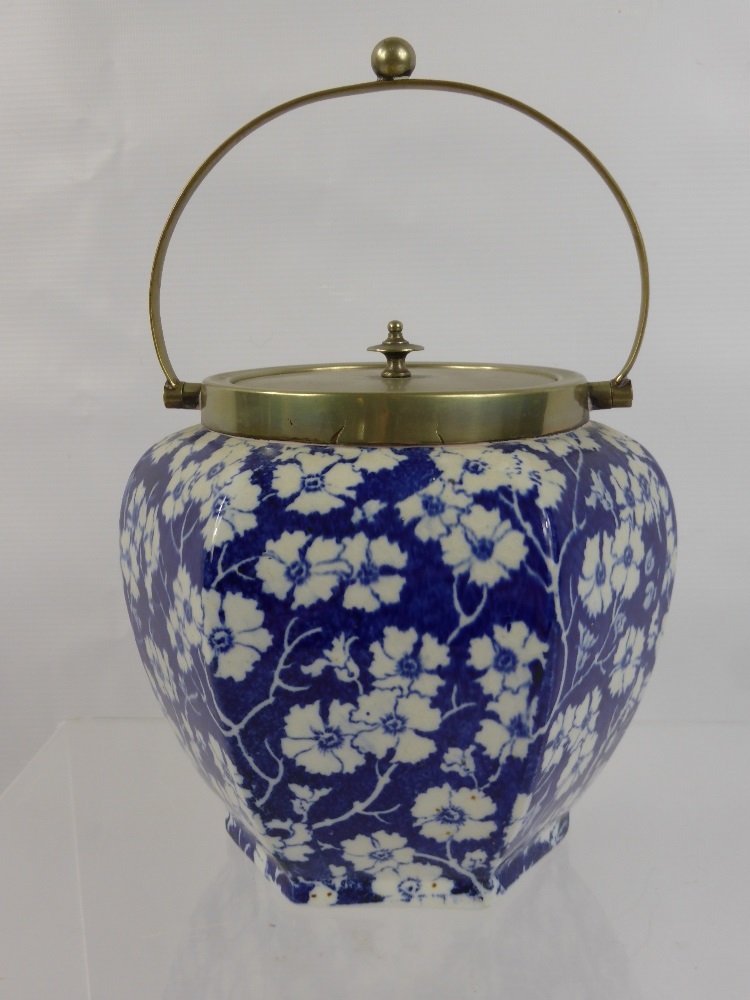 A Blue and White Biscuit Barrel together with a ginger jar, famille vert style. (2) - Image 3 of 3