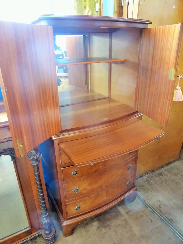 A Walnut Veneer Tallboy, two cupboards with mirrored backs, brush slide, four graduated drawers on - Bild 2 aus 2