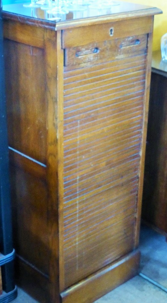 An Oak Art Deco Filing Cabinet, with nine storage drawers behind a tambour slide front, approx 37 - Bild 2 aus 2