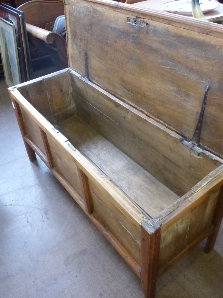 An Antique Pine Blanket Box, approx 45 x 123 x 57 cms. - Bild 2 aus 2