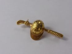 An 18 ct Yellow Gold Jockey Cap and Whip Brooch, 750 hallmark no'd. NA186, approx wt 3 gms