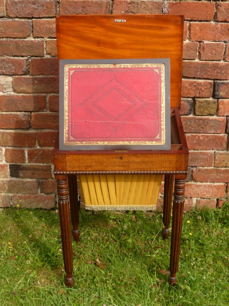 A Lady's 19th Century Work Table, a red tooled leather writing slope with fitted interior, single - Bild 2 aus 2