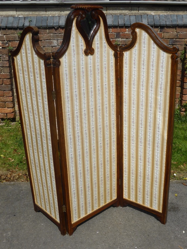 An Edwardian Three Panelled Dressing Screen, scalloped top, the central panel benefits from a - Bild 2 aus 2