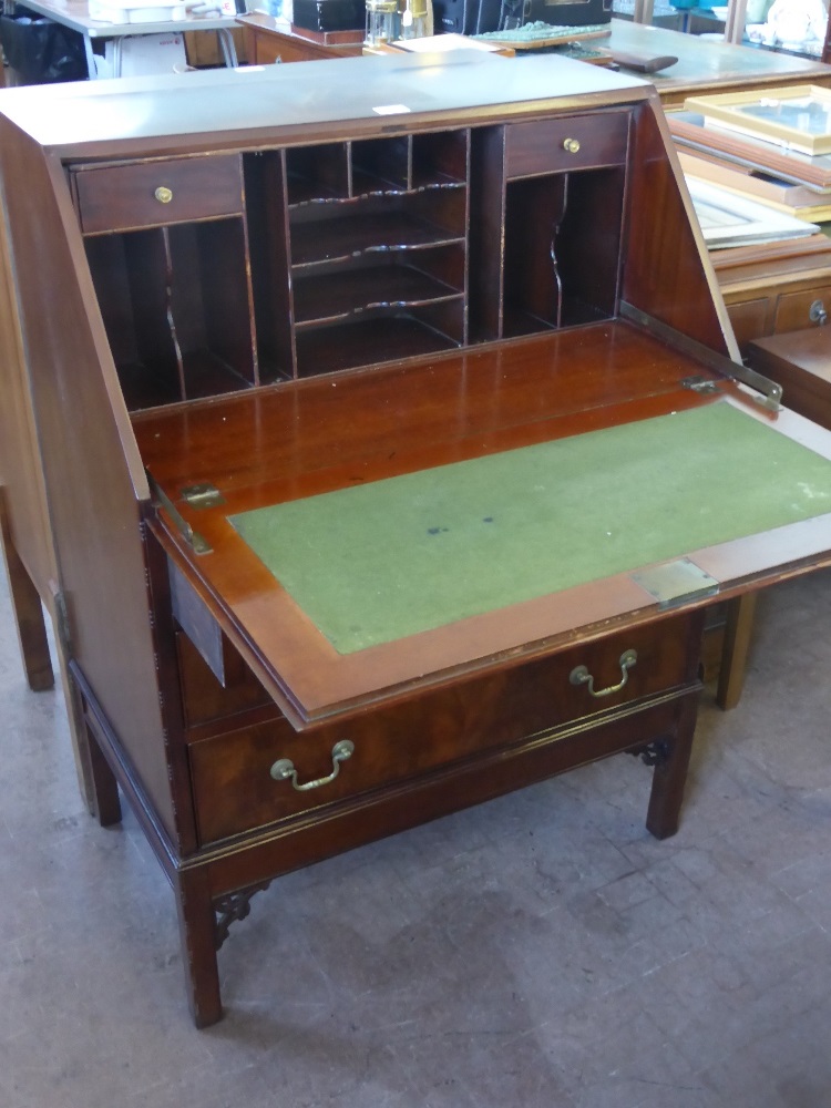 A Contemporary Oak Writing Bureau, with fitted interior, approx 76 x 60 x 107 cms - Bild 2 aus 2