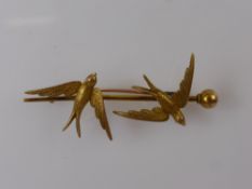 An Antique 15 ct Yellow Gold Bar Brooch, depicting swallows, approx wt 6 gms.
