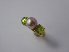 Mimi Broggian of Milano, Lady's 18 ct Gold Peridot and Pearl Ring, size K, centre pearl 8 mm,