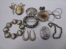 Miscellaneous Costume Jewellery, including pendants, bracelets and rings, approx 90 gms