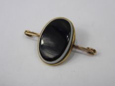 An Antique 9 ct Gold Banded Agate Brooch, the agate is 33 x 24 mm.