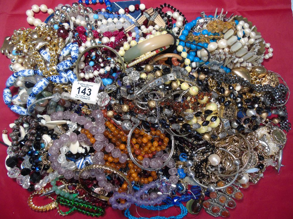 MIXED BAG OF COSTUME JEWELLERY